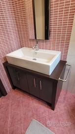 Mobile bagno con lavabo e rubinetteria 