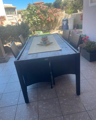 Tavolo rattan con piano di legno