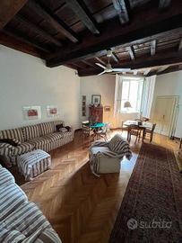 Casa indipendente di 700 m² con più di 5 locali a 