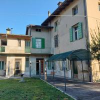 Casa accostata con giardino e soffita