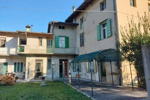 Casa accostata con giardino e soffita