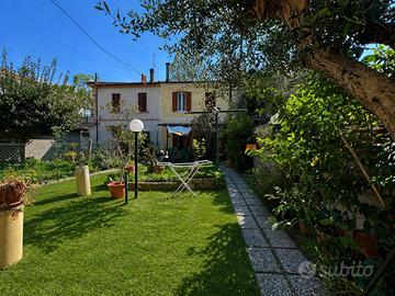 VILLETTA A SCHIERA CON GIARDINO PRIVATO
