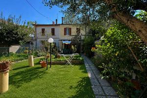 VILLETTA A SCHIERA CON GIARDINO PRIVATO