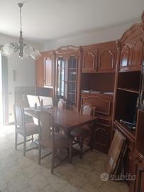 Sala da pranzo completa con sei sedie