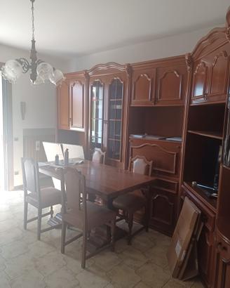Sala da pranzo completa con sei sedie