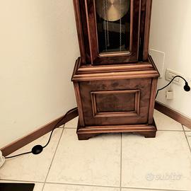 Orologio a pendolo a colonna