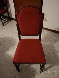 Sedie in legno con rivestimento rosso