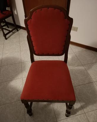 Sedie in legno con rivestimento rosso