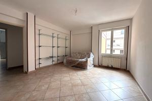 Luminoso trilocale pressi Via Gramsci