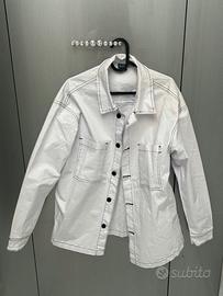 Giacca bianca stile camicia con cucitu a contrasto