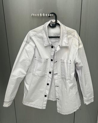 Giacca bianca stile camicia con cucitu a contrasto