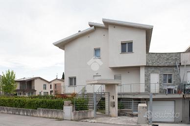 VILLA A SCHIERA D'ANGOLO A GUBBIO