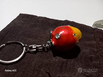 Portachiavi fragola in metallo smaltato