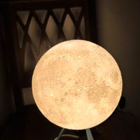 lampada da tavolo a forma di luna