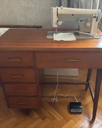 Macchina da cucire Necchi con mobile