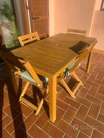 Tavolo in legno e sedie
