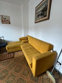 Divano giallo ocra