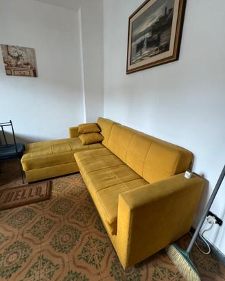 Divano giallo ocra