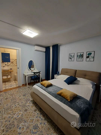 Camera arredata al centro