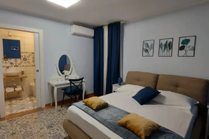 Camera arredata al centro