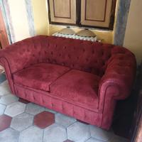 Divano  Chesterfield a due posti.