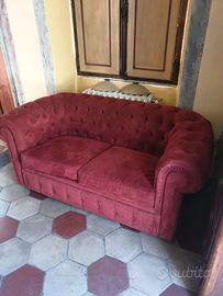 Divano  Chesterfield a due posti.