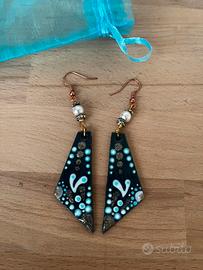 Orecchini pendenti decorati a mano nuovi