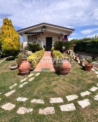VILLA UNIFAMILIARE CON GIARDINO PERIMETRALE