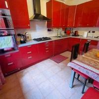 Cucina con elettrodomestici