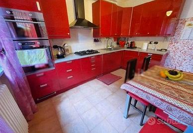 Cucina con elettrodomestici