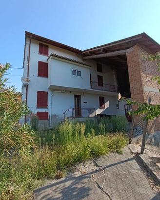 Rustico / Casale di 185 m² con più di 5 locali e b