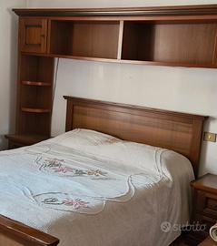 Camera da letto a ponte con letto a cassettoni 
