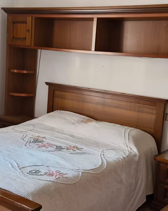 Camera da letto a ponte con letto a cassettoni 