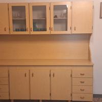 Credenza con tavolo e sedie