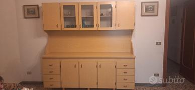 Credenza con tavolo e sedie