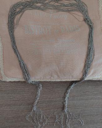 Fascia per capelli.