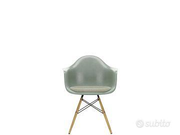 Sedia Vitra Eames Fiberglass Armchair DAW