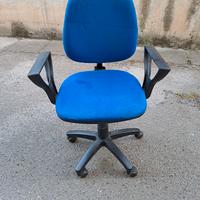 sedia girevole blu o nera in stoffa