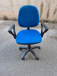 sedia girevole blu o nera in stoffa