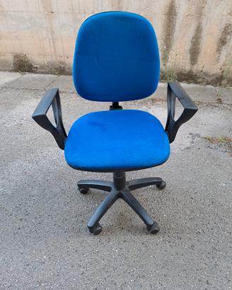 sedia girevole blu o nera in stoffa