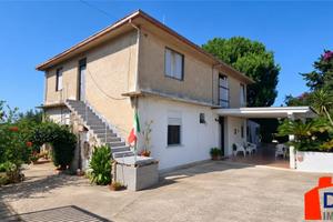 VILLETTA INDIPENDENTE IN BOSCO FALCONERIA