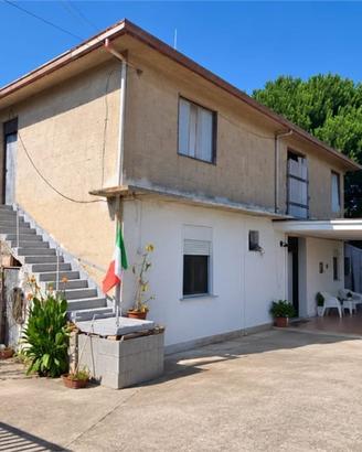 VILLETTA INDIPENDENTE IN BOSCO FALCONERIA
