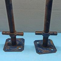 DUE BASETTE Regolabili A VITE PER PONTEGGIO CM.35