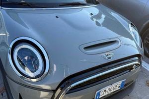 MINI COOPER SE GUARDA LE FOTO