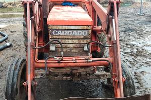 Trattore carraro con caricatore frontale