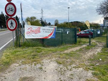 Piazzale custodito per parcheggio auto e furgone