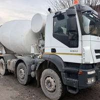 Autocarro Iveco Iveco Trakker 450 con betoniera