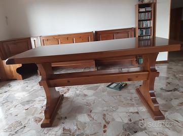 Soggiorno. Tavolo con panche