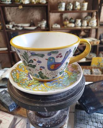 Tazza più piatto dipinti a mano