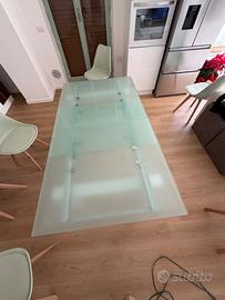 tavolo in cristallo con piedi in legno
